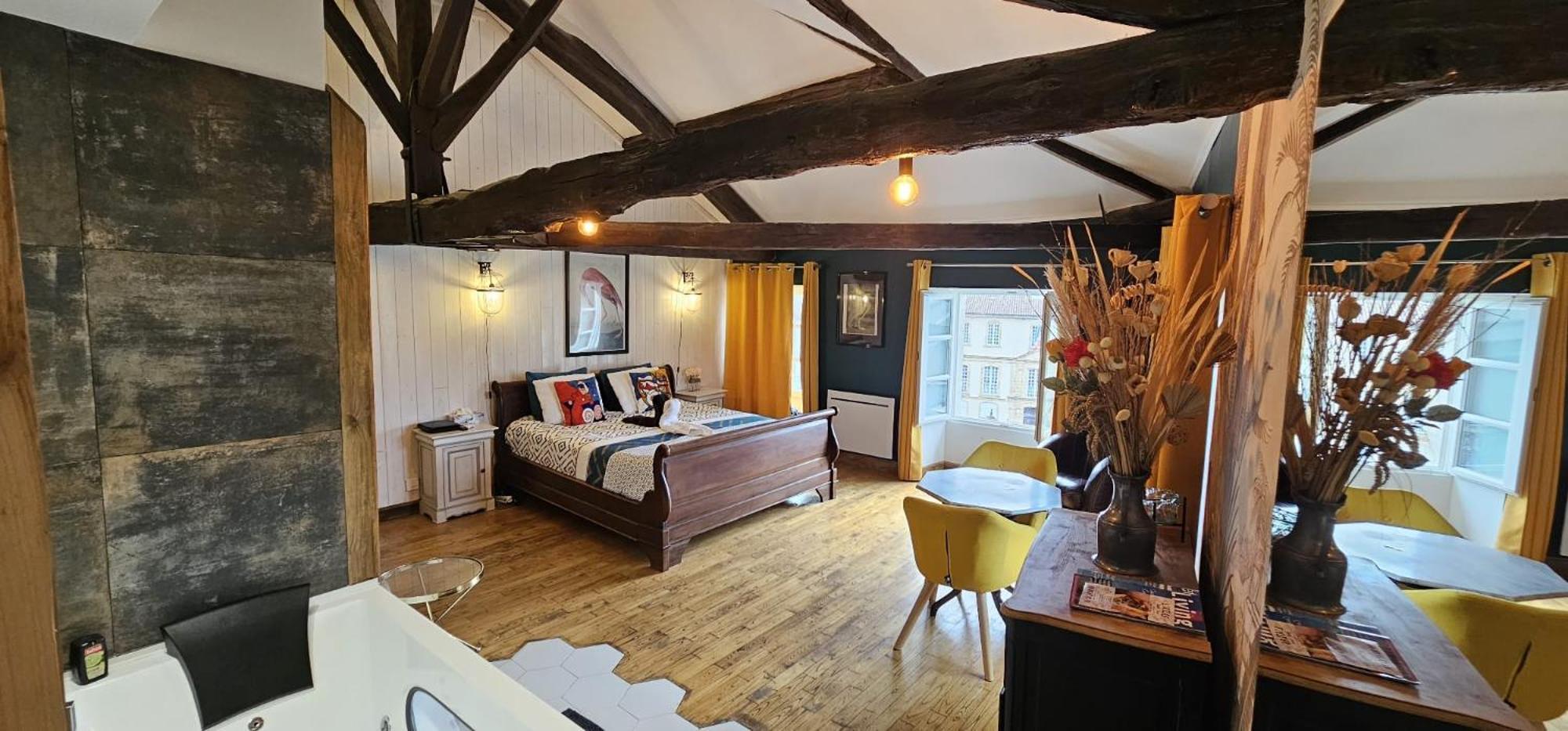 Suite Penthouse Romantique, Confolens, Charente Exterior foto